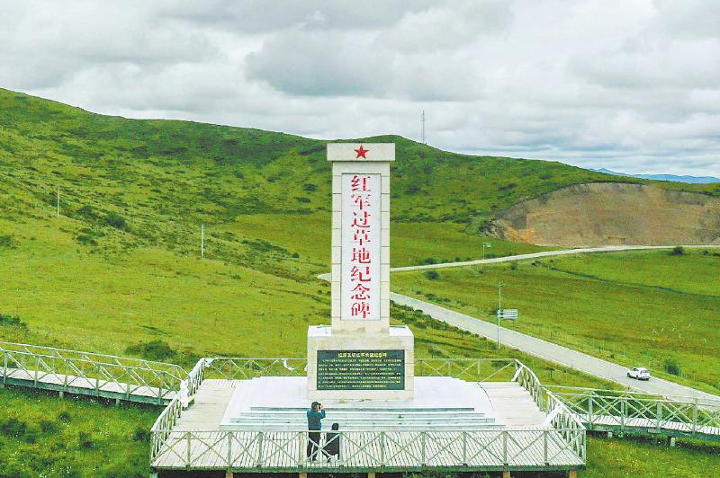 位于红原县日干乔大沼泽的红军过草地纪念碑.