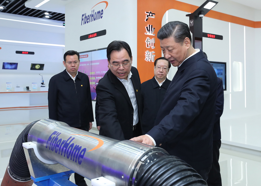 2018年4月26日上午,中共中央总书记、国家主席、中央军委主席习近平在烽火集团有限公司考察。新华社记者 鞠鹏 摄