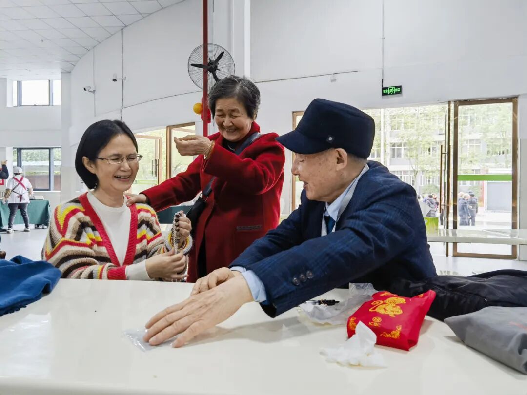 5.赵彻终教授赠送李铭玲、向海燕母女礼物(杨明强 摄).jpg