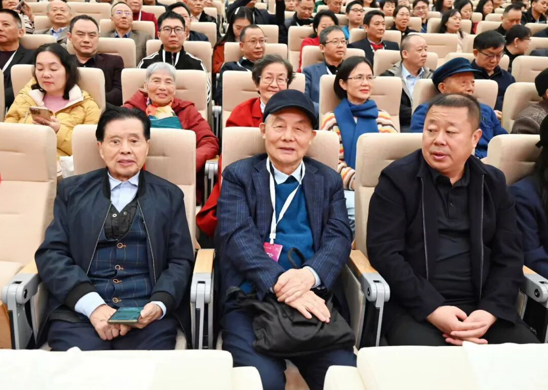 7.陶德元(左一)、赵彻终(左二)、李洪观(二排右一)等参加营山县中振兴高质量发展研讨会(杨明强 摄).jpg