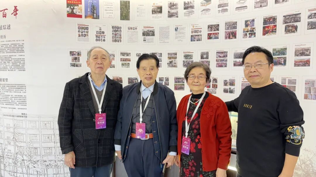3.陶德元(左二)、李铭玲(右二)、陈进(右一)等部分主创人在《桃李芳香庆百年》图片专题展前合影(向海燕 摄).jpg