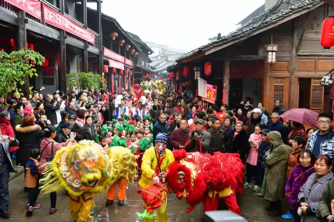 热闹的现场。张晓东 摄