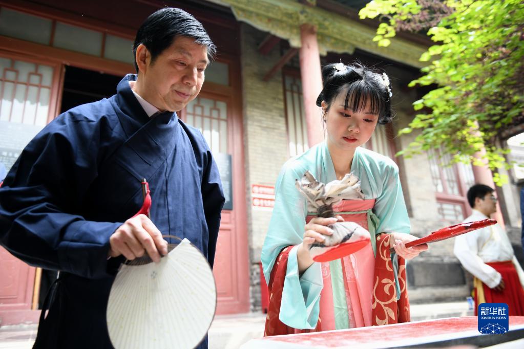 高擎民族精神火炬 吹响时代前进号角
——以习近平同志为核心的党中央关心文艺工作纪实「相关图片」