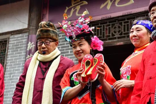 展示美丽的花鞋。张晓东 摄