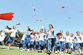 高三考生在纸飞机上写上自己的理想大学，放飞梦想