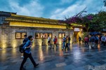 成都宽窄巷子黄昏图