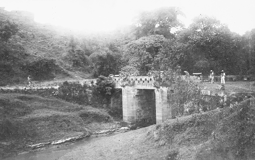 1914年6月，四川嘉定府，桥梁和溪流。.png