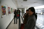 2008年，北大党委副书记王丽梅观看画展.jpg