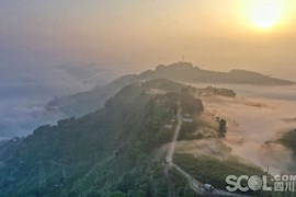 山在虚无缥缈间 雨后长秋山出现云海宛若仙境