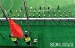 经过漫长的寒假，四川小学五、六年学生开始重回校园，迎来了新学期“第一课”。  4月27日早上8时30分许，记者来到四川省南充市和平路小学看到，同学们已经陆续抵达。学校门前划分了2个通道，每个通道里外都有老师值守，在老师的引导下，学生们间隔一米，经过红外线电子测温门测量体温，有序排队。每名同学带着填好的健康表、测温表、承诺书，按照规划路线进入校园。   进入教室前，班主任对班级学生再次测体温，并间隔1米单人单桌。学生们整整齐齐地坐在自己的座位上，各类书本已经发放到位，孩子们迫不及待地翻阅着。都戴着口罩的小学生只能用眼神辨认100多天没见面的小朋友，似乎认不出来原来的伙伴，个个小眼神呆萌。  9点