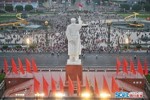 高清组图｜成都天府广场：升国旗迎国庆，上万群众观看