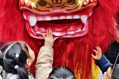 “春节发源地”阆中古城：非遗欢腾迎新春