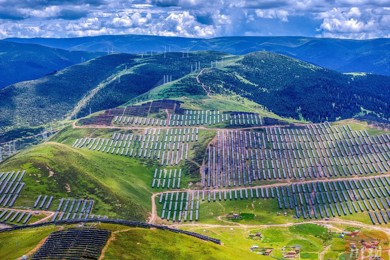 ​雪山脚下泛起“蓝色海洋” 甘孜三大光伏电站“成团出道”