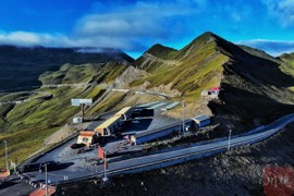 在夹金山垭口一览四姑娘山的英姿